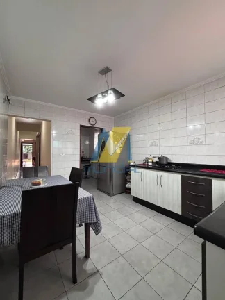 Imagem Sobrado Completo com 3 Dormitórios, Área Gourmet e 3 Vagas à Venda