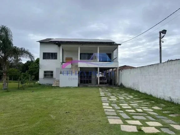 Vendo área de 900 mts com duas casas toda no porcelanato. Casa térreo 3 quartos sendo uma suíte.