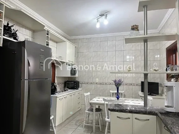 Imagem Esta casa é perfeita para quem busca uma localização privilegiada e segurança para sua família....