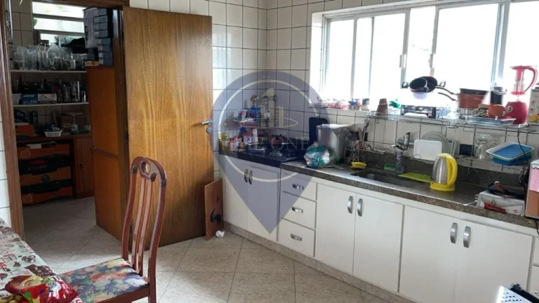 Imagem Imperdível casa à venda em São Paulo-SP no bairro Jardim Portal I E II com 2 quartos, 2 salas, 1 banheiro, 6 vagas de garagem e 222,00 m² de área.