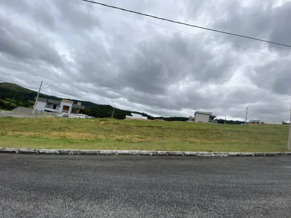 Imagem Lote de esquina 475m2 em Condomínio de Alto Padrão – Segurança e Lazer Completo