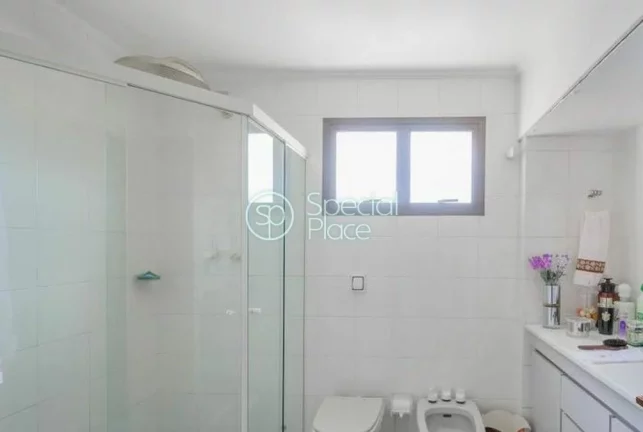 Imagem Cobertura super espaçosa com 432m2, 5 dormitórios ( 2 suítes ) e 4 vagas na garagem. No primeiro ...