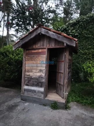Imagem Casa em Embu das Artes, com 3 casas e 210m² por R$1.050.000 - Embu das Artes.