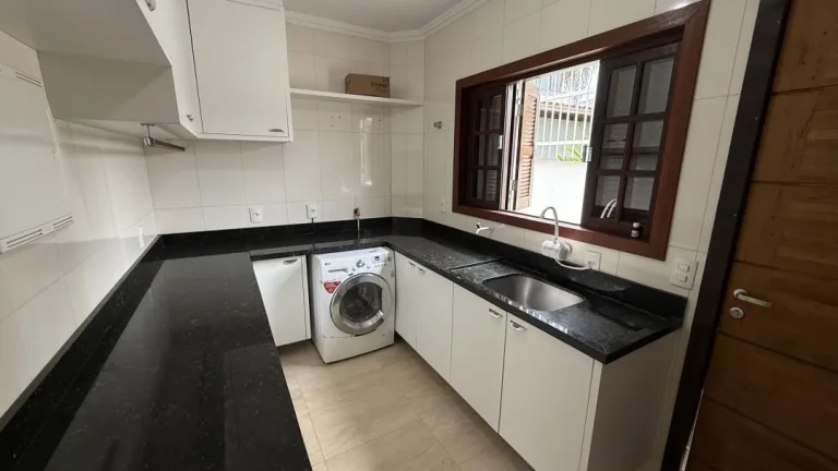 Imagem Casa a 120m do mar com 3 quartos (2 suítes), 209m² de área construída e 251m² de terreno, em Itacolomi, Balneário Piçarras - Adriano Carpes Imóveis vende!