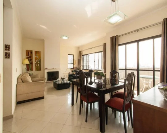 Imagem Imóvel possui living amplo para 3 ambientes, varanda integrada, lareira, lavabo, na área íntima s...