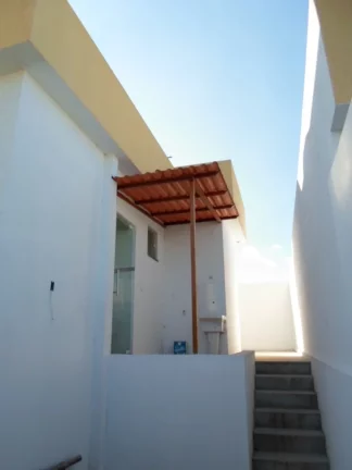 Imagem Casa Linear composta por: 2 quartos, sendo 01 suite, Sala de estar e jantar, Banheiro Social, Cozinha Americana, área de serviço, vaga de garagem; ár