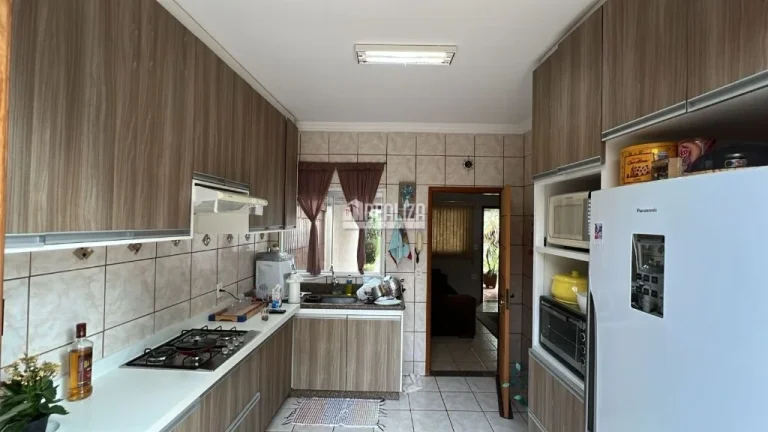 Imagem Casa à venda no Fabrício, Uberaba: 3 dormitórios, churrasqueira e móveis planejados.