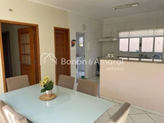 Imagem .Casa conta com sala de estar; sala de jantar com cozinha integrada; despensa; área de serviço; um...
