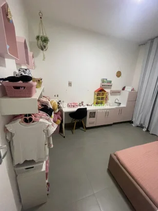 Imagem Linda e aconchegante casa, com 3 quartos sendo 1 suíte, 1 banheiro social, 1 lavabo com armário pl...