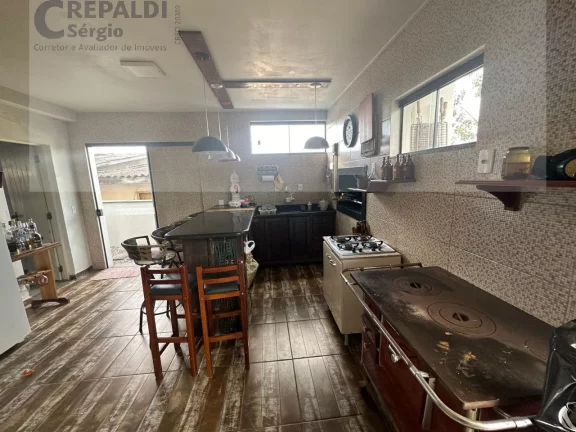 Imagem Imperdível Casa à venda em Criciúma-SC, Bairro Mina Brasil: 4 quartos, 1 suíte, 3 salas, 4 banheiros, 3 vagas, 220m2!
