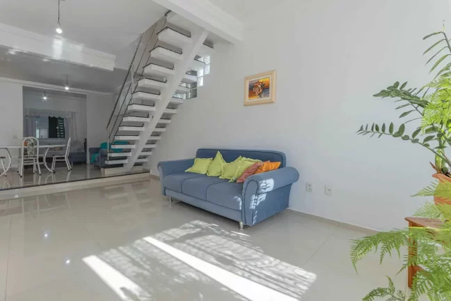 Imagem Casa com 3 suítes e 2 vagas de garagem no Centro de Balneário Camboriú.