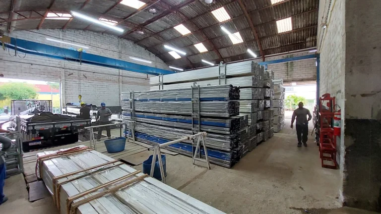 Imagem Barracão industrial 2500 m2 em Curitiba. Bairro Boqueirão