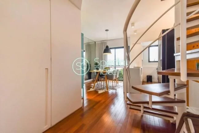 Imagem Cobertura com 87m² de área privativa, 1 suíte e 1 vaga na garagem. Reformada e mobiliada. No prim...