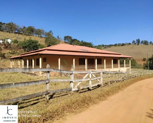 Imagem Sítio , próximo à São Lourenço MG, topografia plana, energia el?(C)trica instalada, muita água, lago, ducha natural, casa grande, estrada boa.