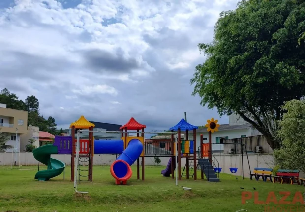 Imagem Sobrado Mobiliado em Condomínio Fechado – 2 Quartos | Área Privativa | Lazer Completo | Próx. Praia Brava e Amores | Balneário Camboriú