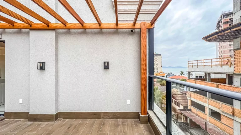 Imagem Apartamento com vista panorâmica com 2 suítes e 2 vagas de garagem em Balneário Perequê/SC