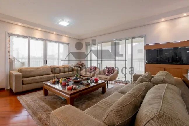 Imagem Apartamento Alto Padrão em Higienópolis com 3 suítes e 4 vagas, 250m²
