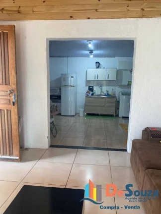 Imagem Imóvel com Piscina Poucos Metros do Mar