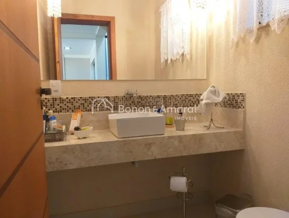 Imagem Esta casa oferece um excelente espaço, com quatro suítes, incluindo uma máster com closet e banhe...