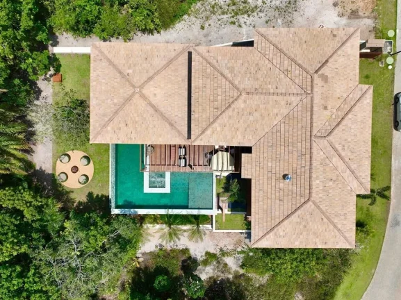 Imagem Casa alto padrão localizada em Praia do Forte condomínio com acesso ao mar Praia Bella.