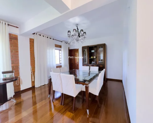 Imagem Imóvel de luxo em Cotia-SP: Casa à venda ou locação com 7 quartos, 5 suítes, 3 salas e 2.500 m² de área em Chácaras dos Lagos.