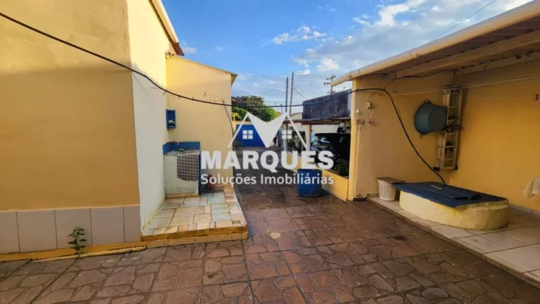 Oportunidade Ter. de 250m² com 2 Casas no Jd. Campos Verdes