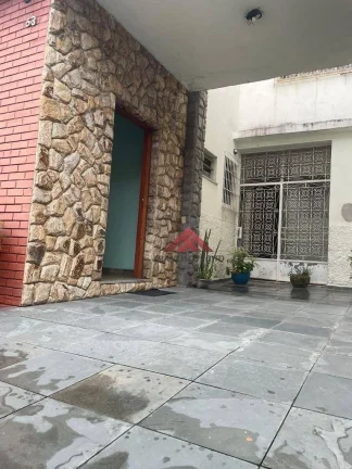 Imagem asa no centro com varandão, 03 salas cinco quartos,dependencia completa ,copa cozinha,02 banheiros,duas suites,vaga para dois carros,excelente locali