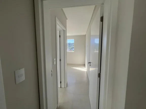 Imagem Apartamento 03 quartos, sendo 01 suíte novo e pronto para morar, na Praia de Gravatá em Navegantes SC. Adriano Carpes Imóveis Vende