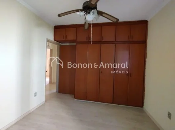 Imagem Charmoso e funcional, este apartamento oferece três dormitórios, sendo uma suíte, todos com armá...