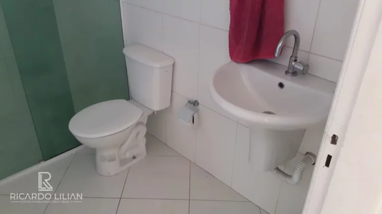 Imagem Sobrado com 5 kitnets independentes em localização estratégica para renda