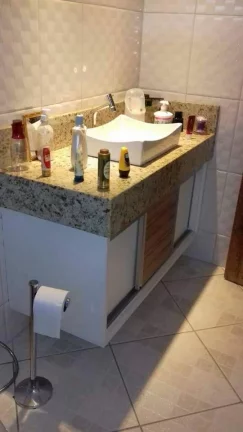 Imagem CASA COM 5 QUARTOS, MUITO PROXIMO AO CENTRO DE NOVA FRIBURGO