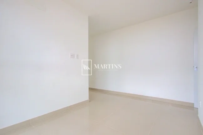 Imagem Apartamento moderno e bem distribuído, com uma suíte ampla, já com espaço planejado para armári...
