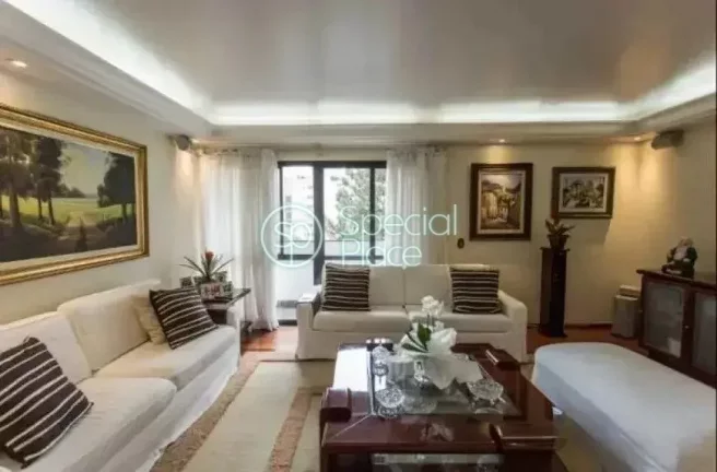 Oportunidade para reforma com excelente planta em Moema Índios. Apartamento com planta ampla, 3 dor...