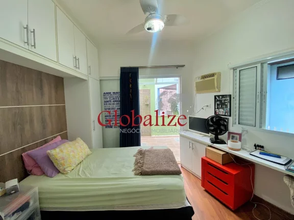Imagem Sobrado com quintal, 3 dormitórios e garagem coberta à venda no bairro da Ponta da Praia em Santos R$ 1.065.000,00