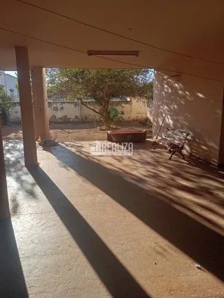 Imagem Vende-se casa de alto padrão com dois pavimentos no Centro de Igarapava/SP