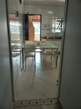 Imagem CASA TÉRREA, COM TRÊS DORMITÓRIOS SENDO UM COM SUITE MASTER E DUAS VAGAS COBERTA DE GARAGEM COBERTA.