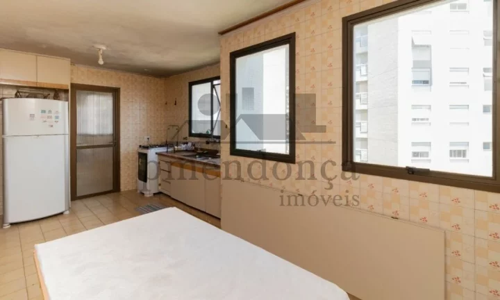 Imagem Apartamento na Rua Monte Alegre com 220m² para ser reformado, 3 suítes e 2 vagas.