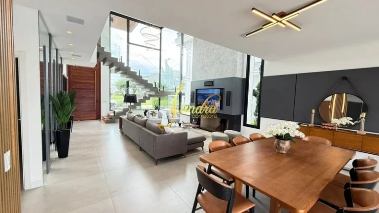 Imagem Sobrado finamente mobiliado e decorado com 472m2 de área construída e piscina