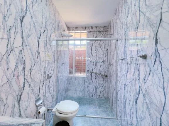 Imagem Imóvel de luxo em Cotia-SP: Casa à venda ou locação com 7 quartos, 5 suítes, 3 salas e 2.500 m² de área em Chácaras dos Lagos.