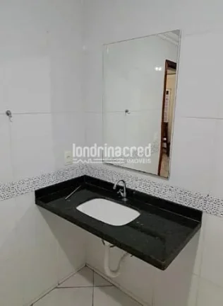 Imagem Casa de Esquina no Conjunto Alexandre Urbanas, Zona Leste de Londrina: 3 quartos, suíte, garagem para 2 carros e excelente localização próxima a comércios!