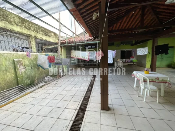 Imagem Casa Amarela - Residência Ampla e Bem Localizada