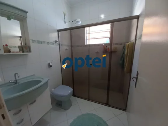 Imagem Casa Térrea com 178 m² de A.C. com 02 dormitórios, sala ampla, cozinha e 2 vagas de Garagens. Nos fundos 01 apartamento, e uma suíte na parte de cima