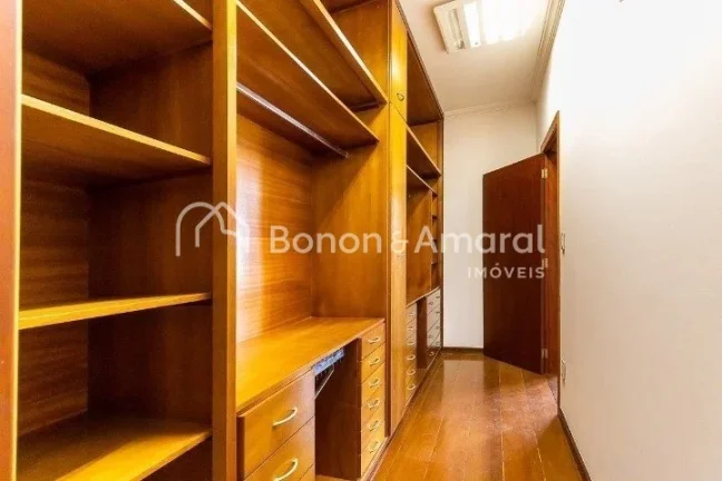 Imagem Ampla e confortável, esta excelente residência conta com 330m² de área construída, oferecendo e...