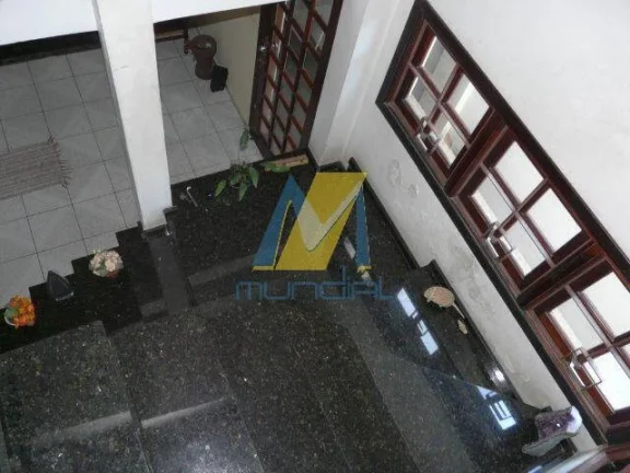 Imagem Descubra o charme atemporal deste sobrado com arquitetura clássica, perfeito para quem valoriza esp...