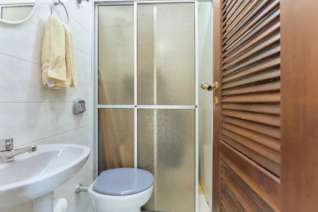 Imagem Casa mobiliada em condomínio fechado com 3 dormitórios sendo 1 suíte e 4 vagas em Curitiba