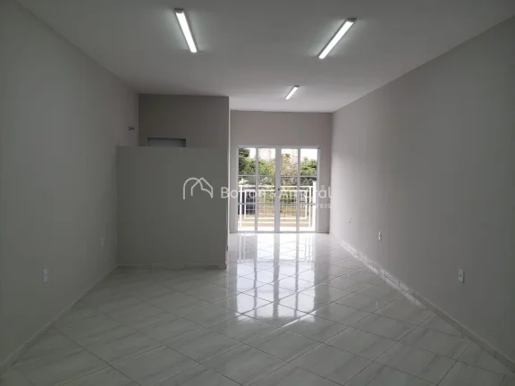 Imagem Prédio comercial recém-construído, com planta e Habite-se aprovados, ideal para investidores que ...
