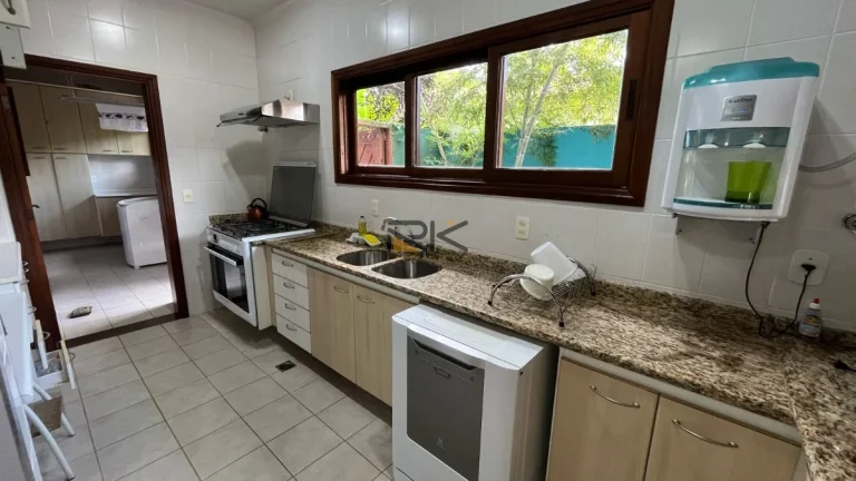 Imagem CASA EM CONDOMINIO COM 4 DORMITÓRIOS SENDO 3 SUÍTES,3 VAGAS DE GARAGEM,VARANDA GOURMET COM CHURRASQUEIRA E PISCINA.