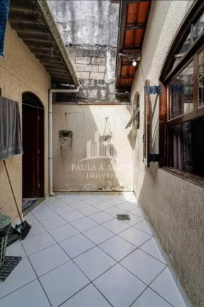 Imagem Excelente Assobradado de Esquina, 292m², 4 Quartos, 2 Suítes, 1 Vaga, Churrasqueira, Financia, está dividida em 2 casas, no Centro de Ribeirão Pires-SP