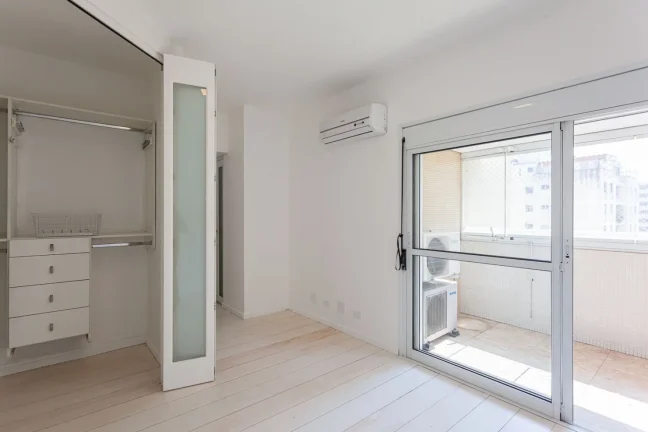 Imagem Apartamento 276M² Reformado, 3Q, 3 Suítes, 3 Banheiros, 4 Vagas, Varanda, Piscina, Academia, Churrasqueira, Salão de Festas, Playground, Split.