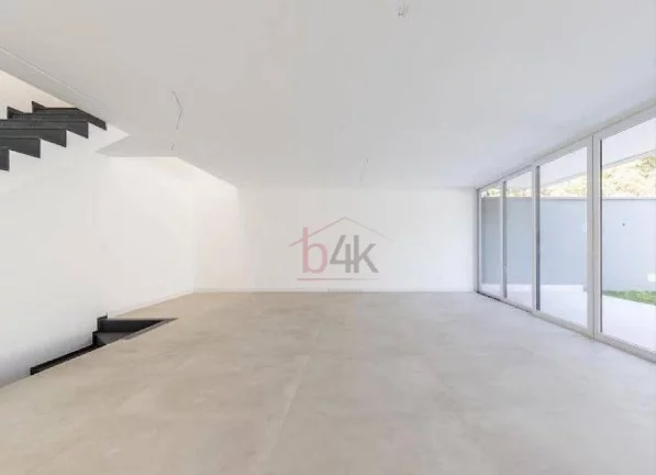 Imagem Casa alto padrão em condomínio fechado à venda.